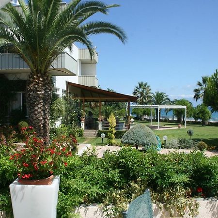 Batis Hotel Livanátesz Kültér fotó